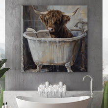 Lade das Bild in den Galerie-Viewer, Poster Lesendes Hochland Rind in der Badewanne Quadrat