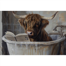 Lade das Bild in den Galerie-Viewer, Spannrahmenbild Lesendes Hochland Rind in der Badewanne Querformat