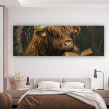 Lade das Bild in den Galerie-Viewer, Leinwandbild Lesendes Hochlandrind im Wald Panorama