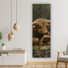 Lade das Bild in den Galerie-Viewer, Leinwandbild Lesendes Hochlandrind im Wald Panorama Hoch