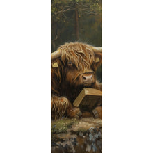 Lade das Bild in den Galerie-Viewer, Poster Lesendes Hochlandrind im Wald Panorama Hoch