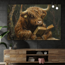 Lade das Bild in den Galerie-Viewer, Leinwandbild Lesendes Hochlandrind im Wald Querformat