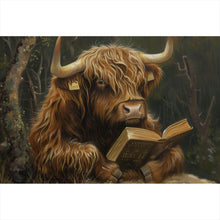 Lade das Bild in den Galerie-Viewer, Leinwandbild Lesendes Hochlandrind im Wald Querformat