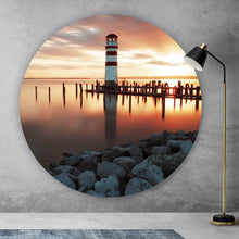 Lade das Bild in den Galerie-Viewer, Aluminiumbild gebürstet Leuchtturm am Meer in der Abenddämmerung Kreis