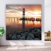 Lade das Bild in den Galerie-Viewer, Aluminiumbild Leuchtturm am Meer in der Abenddämmerung Quadrat