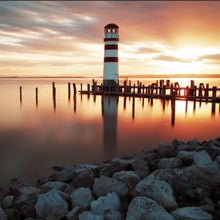 Lade das Bild in den Galerie-Viewer, Aluminiumbild Leuchtturm am Meer in der Abenddämmerung Quadrat