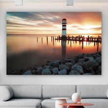 Lade das Bild in den Galerie-Viewer, Leinwandbild Leuchtturm am Meer in der Abenddämmerung Querformat