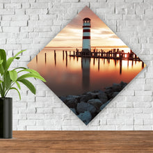 Lade das Bild in den Galerie-Viewer, Aluminiumbild Leuchtturm am Meer in der Abenddämmerung Raute
