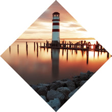 Lade das Bild in den Galerie-Viewer, Poster Leuchtturm am Meer in der Abenddämmerung Raute