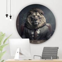 Lade das Bild in den Galerie-Viewer, Aluminiumbild gebürstet Löwe im Anzug sitzt majestätisch im Büro Kreis
