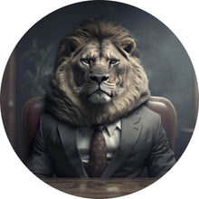 Lade das Bild in den Galerie-Viewer, Aluminiumbild gebürstet Löwe im Anzug sitzt majestätisch im Büro Kreis