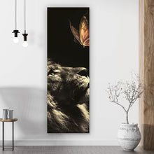 Lade das Bild in den Galerie-Viewer, Acrylglasbild Löwe mit Schmetterling Panorama Hoch