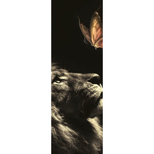 Lade das Bild in den Galerie-Viewer, Aluminiumbild Löwe mit Schmetterling Panorama Hoch