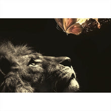 Lade das Bild in den Galerie-Viewer, Acrylglasbild Löwe mit Schmetterling Querformat
