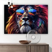 Lade das Bild in den Galerie-Viewer, Aluminiumbild gebürstet Löwe mit Sonnenbrille und bunte Mähne Querformat