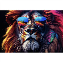 Lade das Bild in den Galerie-Viewer, Spannrahmenbild Löwe mit Sonnenbrille und bunte Mähne Querformat