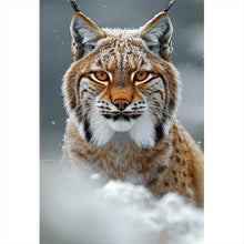 Lade das Bild in den Galerie-Viewer, Leinwandbild Luchs im verschneiten Winterwald Hochformat
