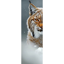 Lade das Bild in den Galerie-Viewer, Leinwandbild Luchs im verschneiten Winterwald Panorama Hoch