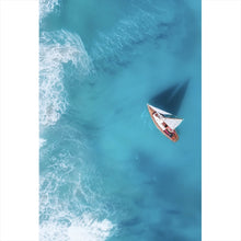 Lade das Bild in den Galerie-Viewer, Poster Luftaufnahme eines Segelbootes im Meer Hochformat