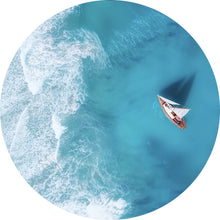 Lade das Bild in den Galerie-Viewer, Aluminiumbild gebürstet Luftaufnahme eines Segelbootes im Meer Kreis