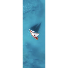 Lade das Bild in den Galerie-Viewer, Aluminiumbild Luftaufnahme eines Segelbootes im Meer Panorama Hoch