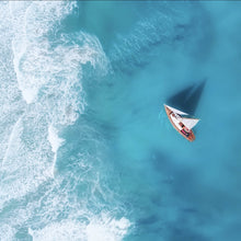 Lade das Bild in den Galerie-Viewer, Poster Luftaufnahme eines Segelbootes im Meer Quadrat