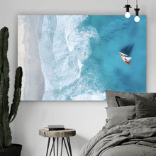 Lade das Bild in den Galerie-Viewer, Poster Luftaufnahme eines Segelbootes im Meer Querformat