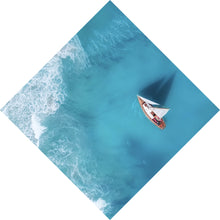 Lade das Bild in den Galerie-Viewer, Poster Luftaufnahme eines Segelbootes im Meer Raute