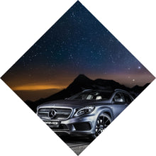 Lade das Bild in den Galerie-Viewer, Aluminiumbild gebürstet Luxusauto unter Sternenhimmel Raute