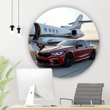 Lade das Bild in den Galerie-Viewer, Aluminiumbild gebürstet Luxusauto vor einem eleganten Privatjet am Flughafen Kreis