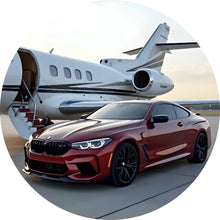 Lade das Bild in den Galerie-Viewer, Aluminiumbild gebürstet Luxusauto vor einem eleganten Privatjet am Flughafen Kreis