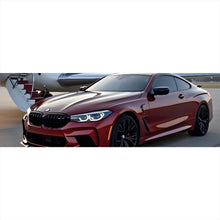 Lade das Bild in den Galerie-Viewer, Poster Luxusauto vor einem eleganten Privatjet am Flughafen Panorama