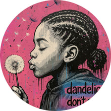 Lade das Bild in den Galerie-Viewer, Aluminiumbild gebürstet Mädchen mit Pusteblume mit Street Art Hintergrund Kreis