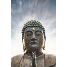 Lade das Bild in den Galerie-Viewer, Spannrahmenbild Majestätische Buddha-Statue vor strahlendem Himmel Hochformat