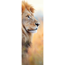 Lade das Bild in den Galerie-Viewer, Leinwandbild Majestätischer Löwe in natürlicher Umgebung Panorama Hoch