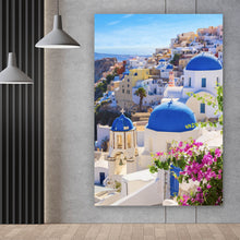 Lade das Bild in den Galerie-Viewer, Poster Malerische Küstenstadt mit blauen Kuppeln und Blumen Hochformat