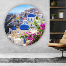 Lade das Bild in den Galerie-Viewer, Aluminiumbild Malerische Küstenstadt mit blauen Kuppeln und Blumen Kreis