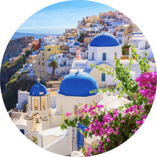 Lade das Bild in den Galerie-Viewer, Aluminiumbild gebürstet Malerische Küstenstadt mit blauen Kuppeln und Blumen Kreis