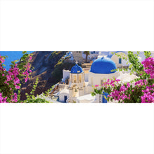 Lade das Bild in den Galerie-Viewer, Poster Malerische Küstenstadt mit blauen Kuppeln und Blumen Panorama