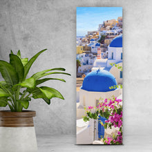 Lade das Bild in den Galerie-Viewer, Aluminiumbild Malerische Küstenstadt mit blauen Kuppeln und Blumen Panorama Hoch