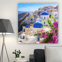 Lade das Bild in den Galerie-Viewer, Poster Malerische Küstenstadt mit blauen Kuppeln und Blumen Quadrat