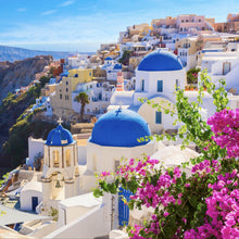 Lade das Bild in den Galerie-Viewer, Spannrahmenbild Malerische Küstenstadt mit blauen Kuppeln und Blumen Quadrat