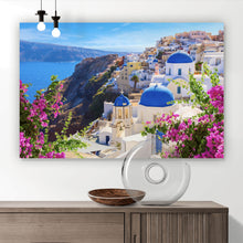 Lade das Bild in den Galerie-Viewer, Aluminiumbild gebürstet Malerische Küstenstadt mit blauen Kuppeln und Blumen Querformat