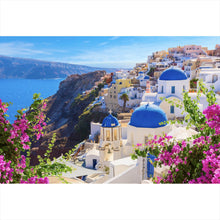 Lade das Bild in den Galerie-Viewer, Spannrahmenbild Malerische Küstenstadt mit blauen Kuppeln und Blumen Querformat