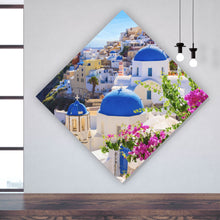 Lade das Bild in den Galerie-Viewer, Aluminiumbild gebürstet Malerische Küstenstadt mit blauen Kuppeln und Blumen Raute