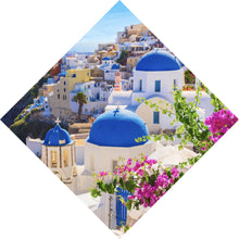 Lade das Bild in den Galerie-Viewer, Acrylglasbild Malerische Küstenstadt mit blauen Kuppeln und Blumen Raute