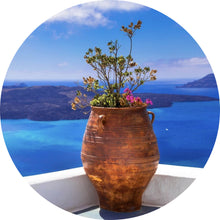 Lade das Bild in den Galerie-Viewer, Aluminiumbild gebürstet Mediterrane Terrasse mit atemberaubendem Meerblick Kreis