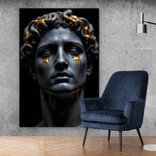 Lade das Bild in den Galerie-Viewer, Aluminiumbild gebürstet Medusa Skulptur weinend mit goldener Verzierung Hochformat