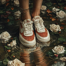 Lade das Bild in den Galerie-Viewer, Aluminiumbild gebürstet Mit Blumenkleid und Sneaker im Rosengarten Quadrat