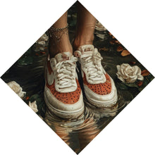 Lade das Bild in den Galerie-Viewer, Leinwandbild Mit Blumenkleid und Sneaker im Rosengarten Raute